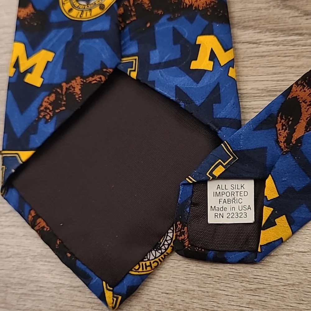 WOLVERINES Blue Gold University of Michigan‎ USA Pattern Mens Silk Tie VTG
